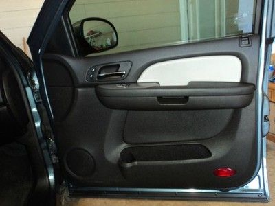 2008 Chevy Suburban Z71 4x4, NAV, BOSE, Sunroof, DVD, Rear Buckets, Leather, image 27