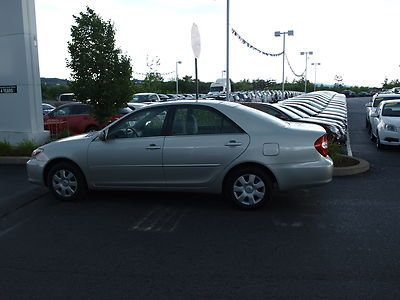 2004 camry le 4 cyl fwd one owner clean carfax silver sedan