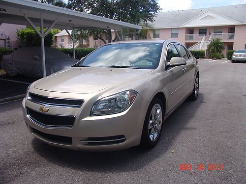 Chevrolet malibu 2010 color beige excelent condition 66.000 milles)  11.900$