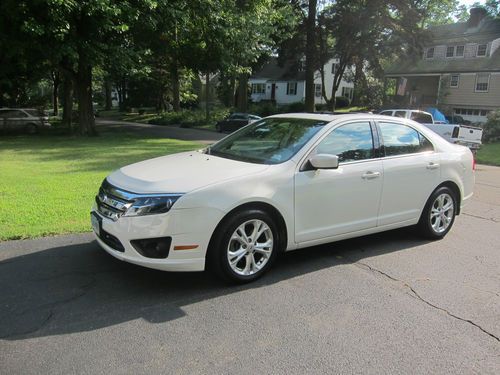 White 2012 ford fusion 2.5l clean, one owner