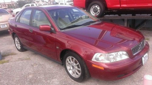 2004 volvo s40 sedan 4-door 1.9l  *clean carfax*