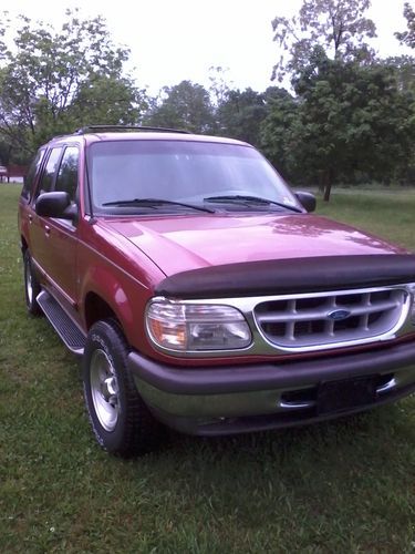 Very clean 1996 explorer xlt v8 awd leather mnrf loaded 131k nice 1 owner !!