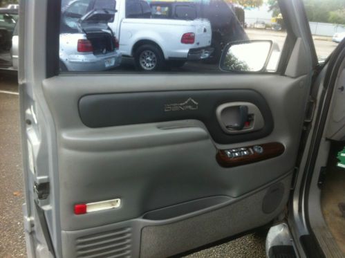 2000 GMC Yukon Denali SUV 4-Door 5.7L Leather seats Rear Entertainment System, image 8