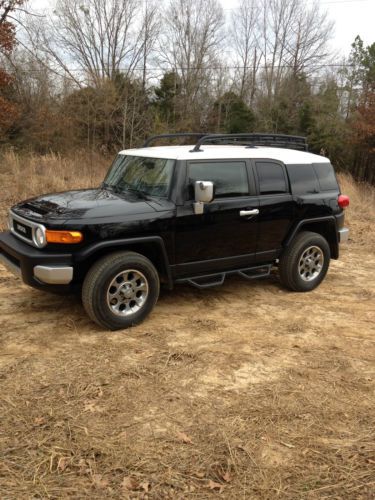 Black fj cruiser 2011 4 x 4 leather, automatic, bluetooth, cd player,