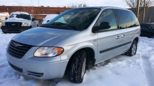 2005 chrysler town and country touring loaded