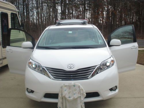2011 toyota sienna xle 1 owner 9k miles  8 pass. rear came, leather heated seats