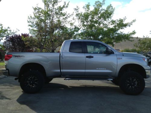 2013 toyota tundra dbl cab 4x4 w only 9,xxx miles, 6&#034; lift, fuel rims, 35&#034; tires