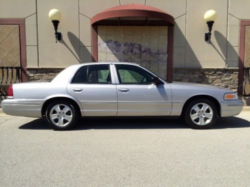 2004 ford crown victoria lx sport very low miles