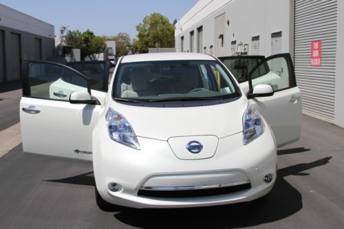 2011 Nissan Leaf SL ELECTRIC, image 13