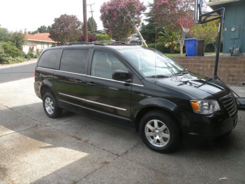 2010 chrysler town and country mini van wheelchair van handicap ramp touring