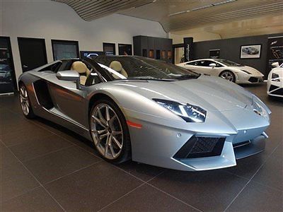 2013 lamborghini aventador-brand new from dealer-only 200 miles-beautiful!!!