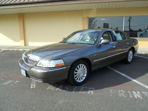 2003 lincoln town car signature 25k miles, no accidents, excellent condition
