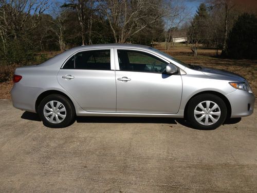 2010 toyota corolla le sedan 4-door 1.8l, only 19k miles!