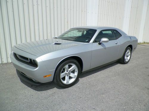 2012 dodge challenger sxt coupe 2-door 3.6l 305 horse power