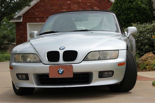 Bmw  2001 z3 2.5i (silver w/black top)