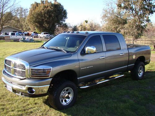 2006 dodge ram 1500 slt mega cab, only 56k mi, dvd, step bars, rms, tint!