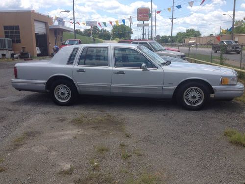 1993 Lincoln Town Car Executive Sedan 4-Door 4.6L, image 2