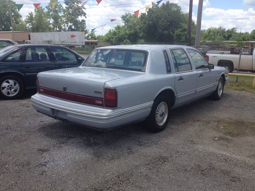 1993 Lincoln Town Car Executive Sedan 4-Door 4.6L, image 3