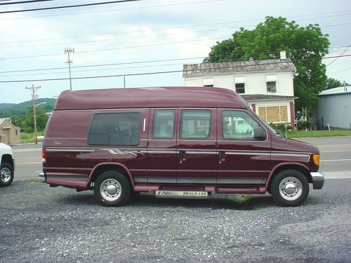 2004 ford e250  handicapped /  uvl wheelchair lift xlt. conversion van 56k mi