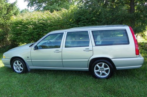 2000 volvo v70 wagon 5-door 2.4l   beautiful &amp; clean!