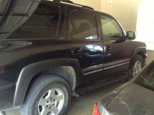 2004 chevy tahoe lt 2wd black with dvd