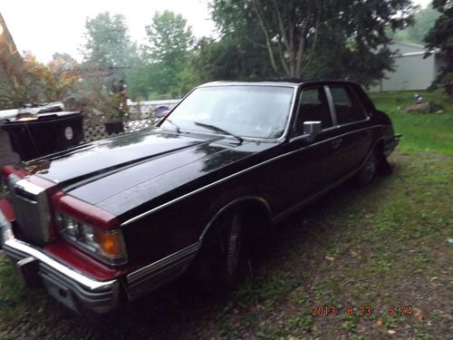 1982 lincoln continental givenchy sedan 4-door 5.0l