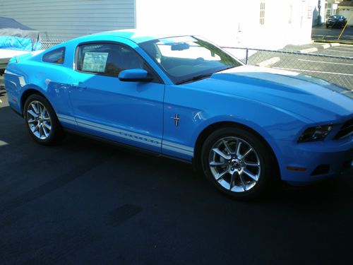 2010 ford mustang  coupe 2-door 4.0l premium 5spd, leather super low miles,5k