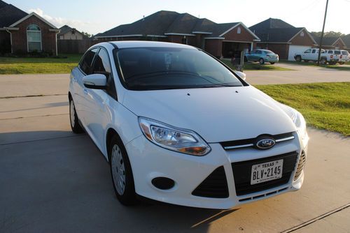 Like new 2013 ford focus se sfe! only 12k!1 owner! garage kept! 40 mpg! more