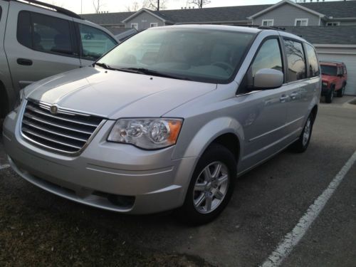 2008 chrysler town and country touring 56k low miles new battery, new tires