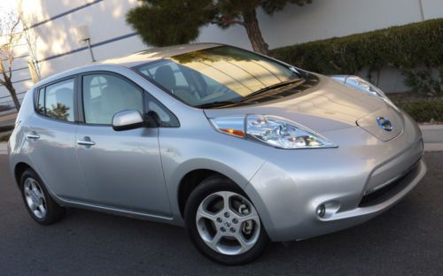 Low miles, navigation, bluetooth, carwings, smartkey, rear cam, sat radio