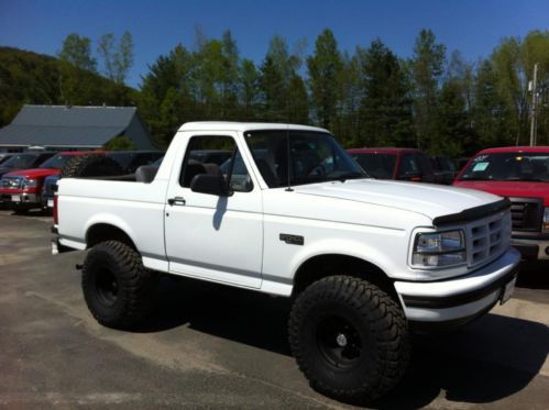 1995 ford bronco lifted!  custom!  no rust!  clean full size!