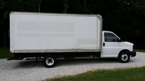 2005 gmc savannah box truck 16 ft bed gas v8 vortec tow package &amp; ramp
