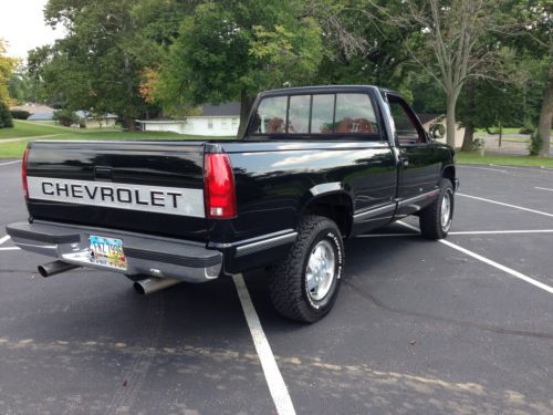 Beautiful black chevrolet truck youve been looking for. 350 5.7 k1500 4x4 z71