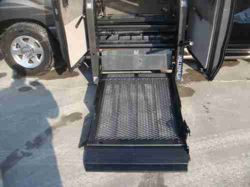 2005 Ford E150 Wheelchair Van,low miles,Braun lift,Driver and pass Transfer seat, image 2