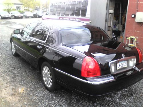 2006 black lincoln sedan