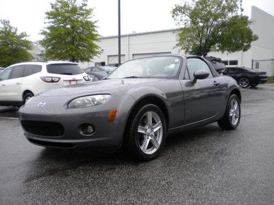 Nice 2006 mazda miata!!! fun summer car!!! great first car!!!