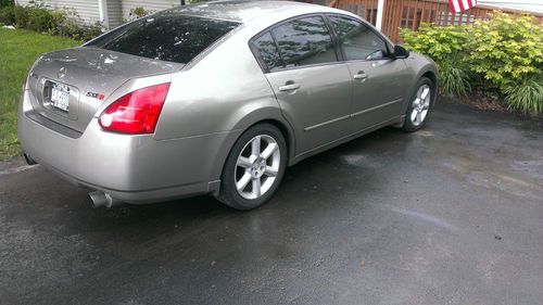 2004 nissan maxima 3.5 l se 4 door sedan
