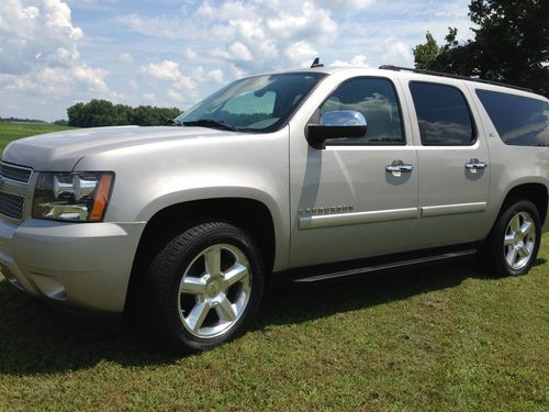 Very nice 2007 suburban ltz 4wd silver navigation dvd leather 20 inch wheels