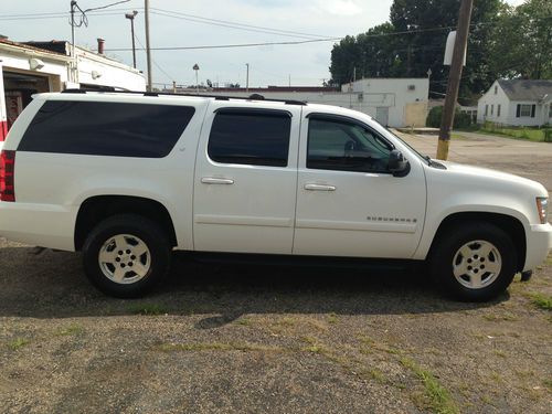 2007 Chevrolet Suburban 1500 LT Sport Utility 4-Door 5.3L. NO RESERVE, image 2