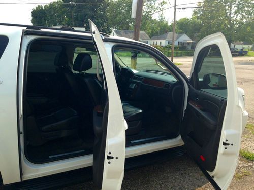 2007 Chevrolet Suburban 1500 LT Sport Utility 4-Door 5.3L. NO RESERVE, image 11
