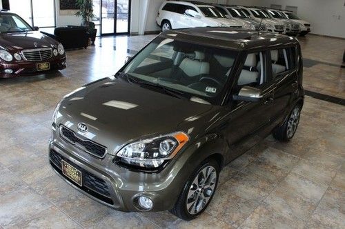 2013 kia soul ! every option~nav.~leather~sunroof~heated seats~like new