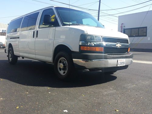 Super clean 2008 chevrolet express 3500 ls extanded passenger van 3-door 6.0l