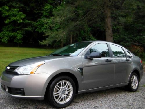2008 ford focus se sedan 4-door , like new!