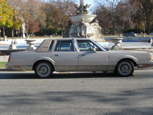 1989 lincoln town car signature sedan 4-door 5.0l