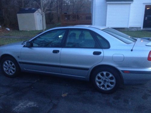 2000 volvo s40 base sedan 4-door 1.9l