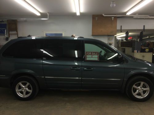 2005 chrysler town &amp; country mini van