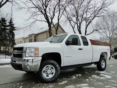 2007 duramax 6.6l diesel 4wd 2500hd, white, ext cab, 70k miles, well kept