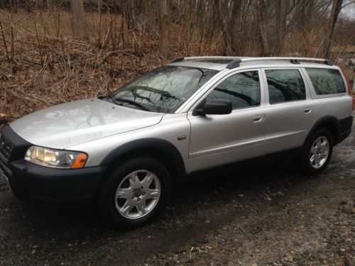 2005 volvo xc70 base wagon 4-door 2.5l