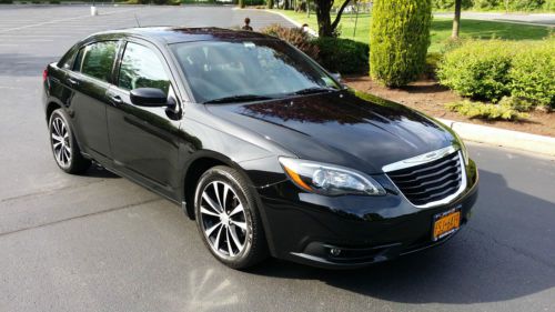 2011 chrysler 200 s model 3.6l, gps, hard drive, moonroof, leather, loaded