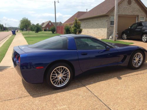 2004 chevrolet corvette base hatchback 2-door 5.7l